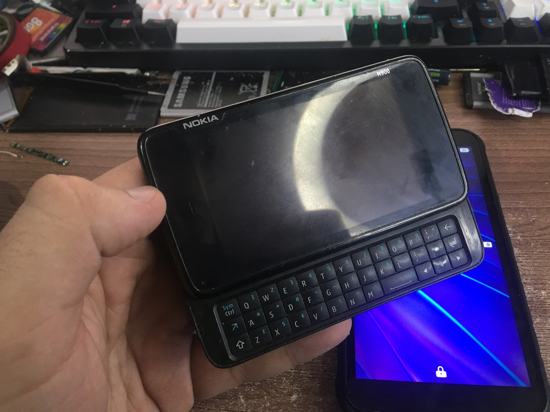 Honest and to the point: we look at the F+ R570E with a Russian system on board - My, Survey, Android, Гаджеты, Smartphone, Os Aurora, F+, Linux, Unix, Appendix, Mobile phones, Overview, Nishtyaki, Longpost