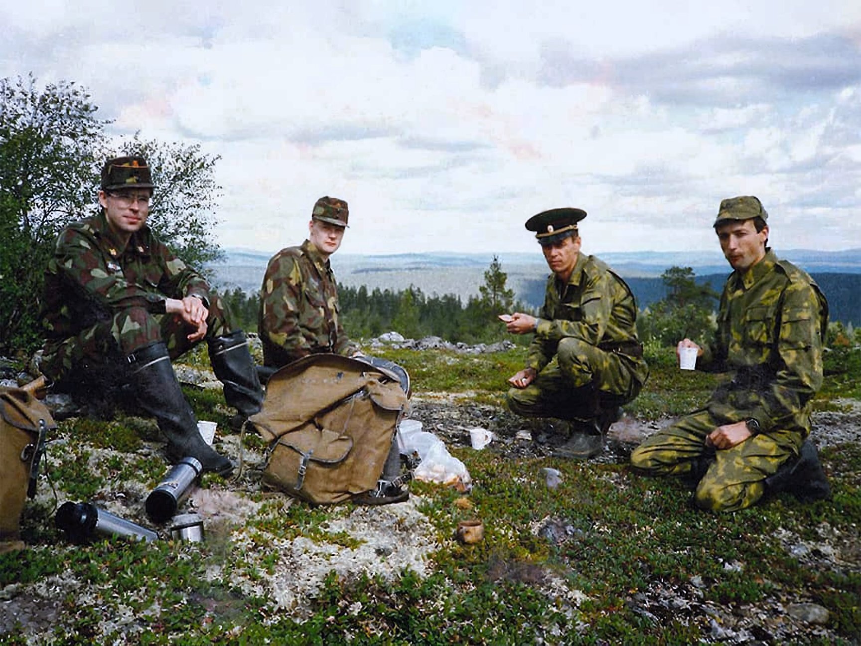 Пограничники Финляндии и СССР завтракают вместе. 80-е - Фотография, СССР, Финляндия, Военные, Пограничники, 80-е