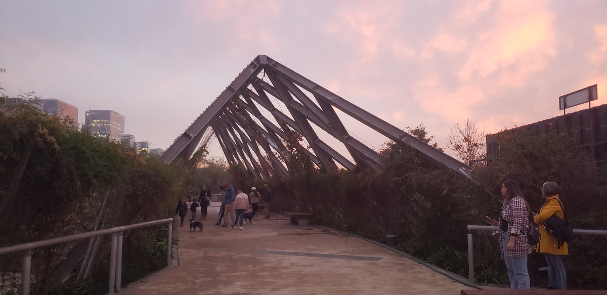 Pink sunset over the park. Santiago. Chile - My, Bike trip, Solo travel, A bike, Travels, South America, Chile, Santiago, Bike ride, Cyclist, Andes, The park, Longpost