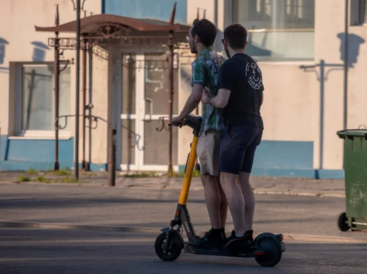 The two of them won't ride together anymore - Electric scooter, Traffic rules, People, Emotions, Kick scooter, Moscow, Yandex., Deptrans of Moscow, Violation of traffic rules