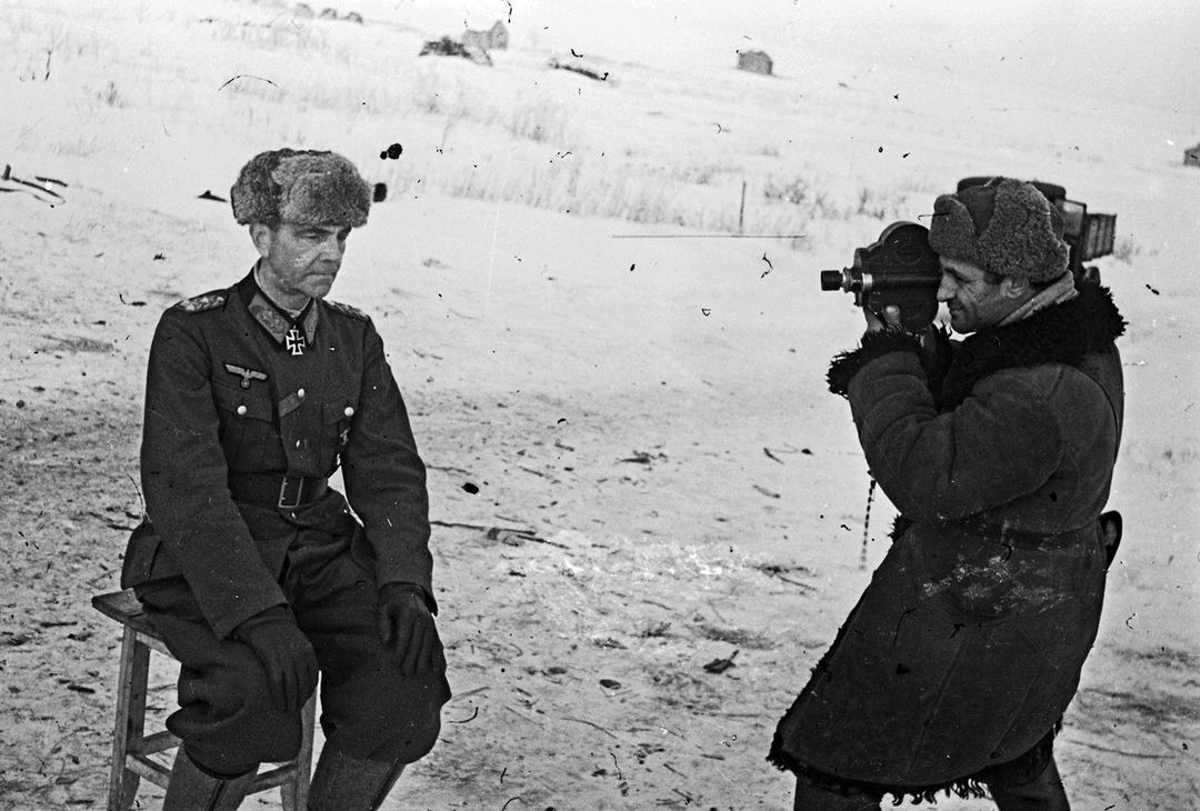 A cruel Russian forces a poor lost German general to wear an earflaps hat and felt boots in the frame. February 1943 - Winter, Stalingrad, Strange humor, Friedrich Paulus