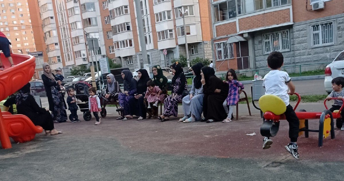 Moscow 2024. Girls in the yard - Moscow, 2024, Girls, in a scarf