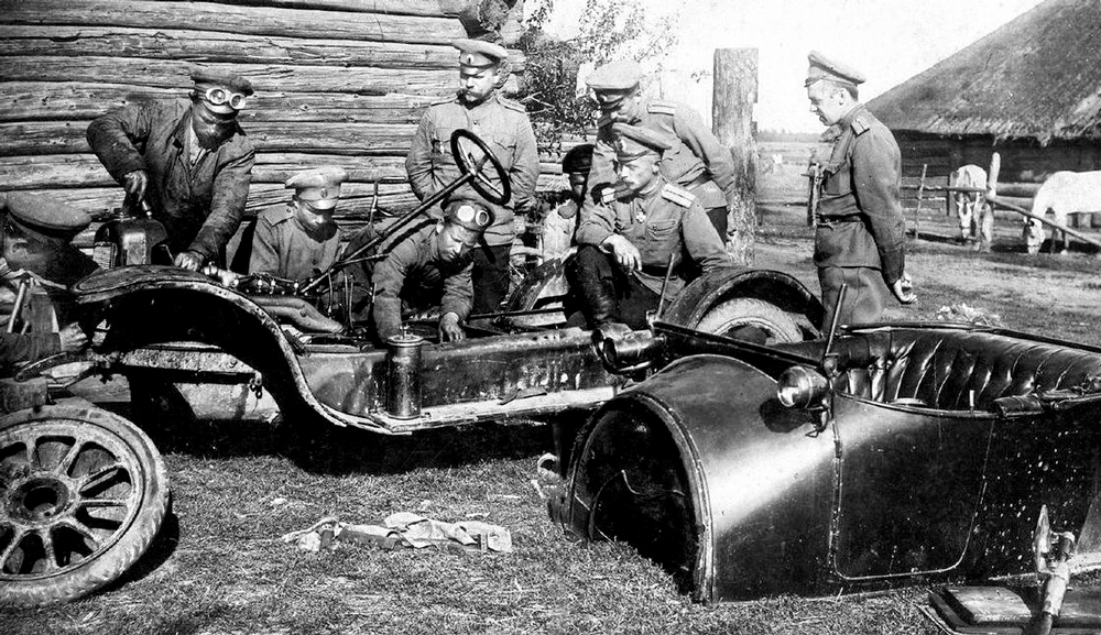 Repair of a staff car, 1915 - World War I, Российская империя, Black and white photo