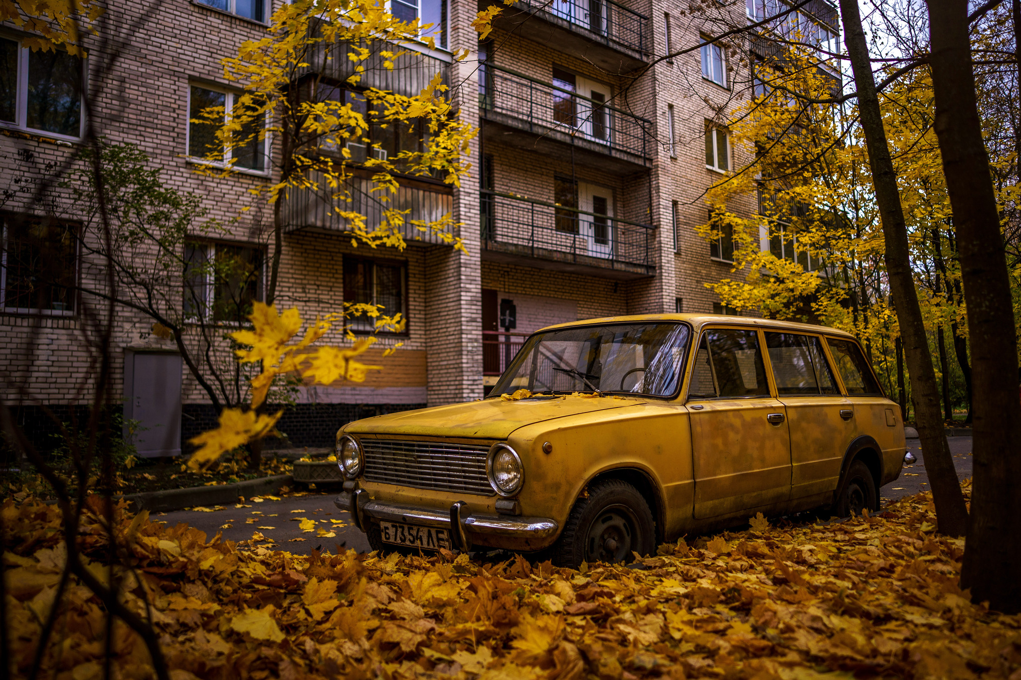 Autumn yard - My, The photo, Evening, Town, Saint Petersburg, Car, AvtoVAZ, Autumn, Vaz-2102