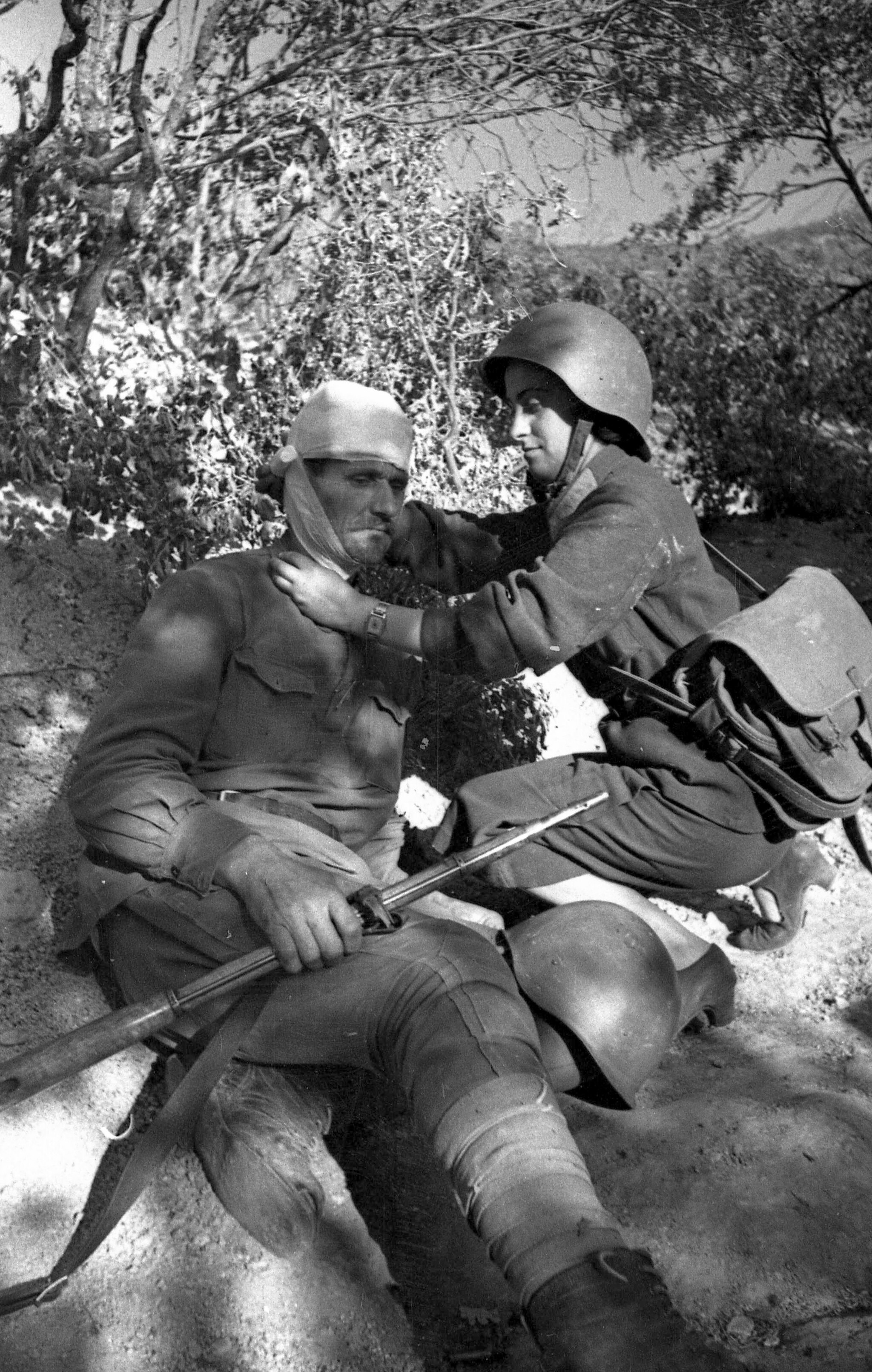 Helping the wounded - The Second World War, The soldiers, Military, Military history, The Great Patriotic War, The photo, Old photo, Black and white photo, Historical photo, Crimea, the USSR