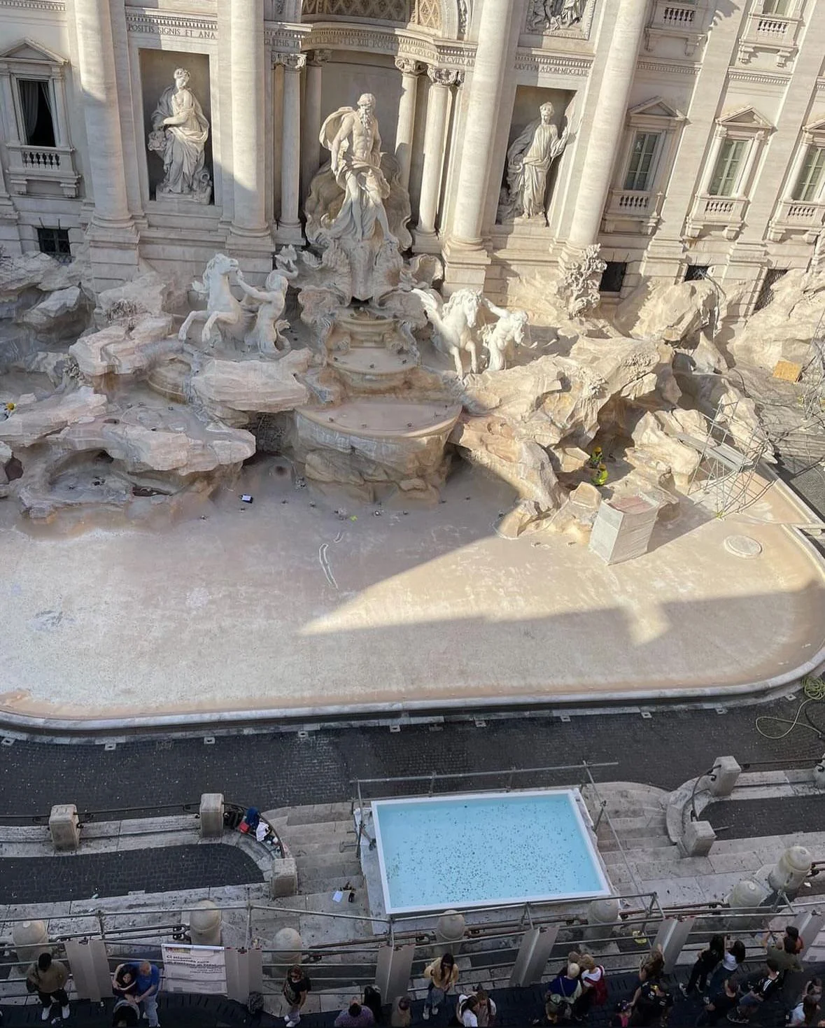 Rome's Trevi Fountain has been drained and a small pool has been installed in front of it so tourists can throw coins - Rome, Swimming pool, Coin, Туристы, Trevi Fountain