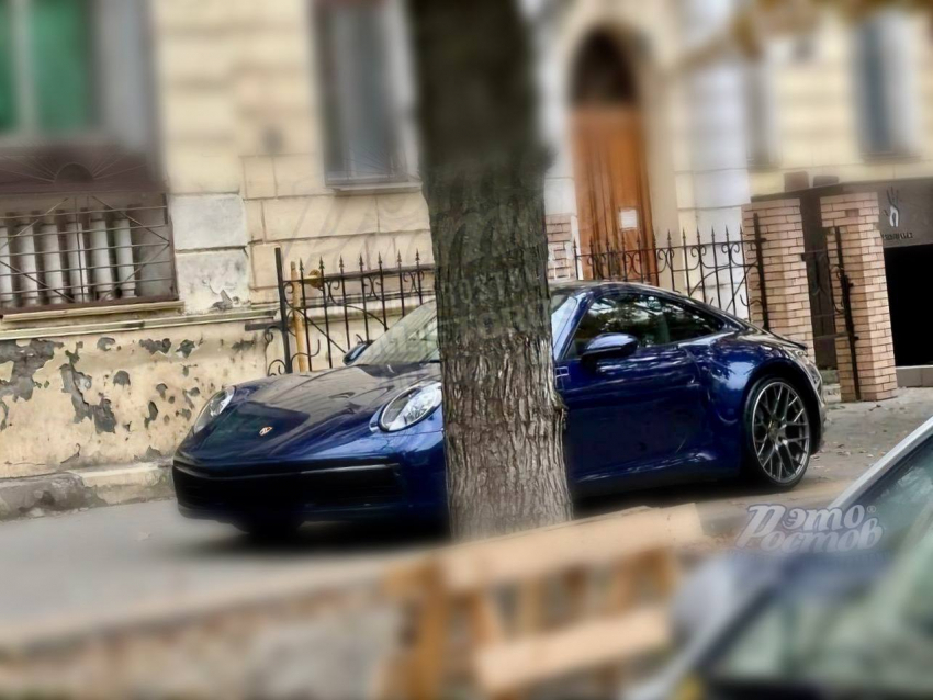 In Rostov, a fashionista parks his Porsche on the sidewalk to the envy of the townspeople. It is a fashionable Porsche! - My, Negative, Parking, Неправильная парковка, Stopham, Traffic rules, Gai, Motorists, Driver, DPS, Violation of traffic rules, Porsche