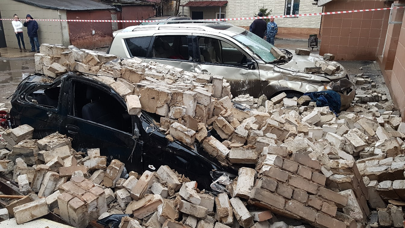 A lady parked her car near the Russian Post and a wall fell on the car. The post office had to pay in full - My, Court, Road accident, Post office, Motorists, Crash, DPS, Parking, Negative, Damage, Gai