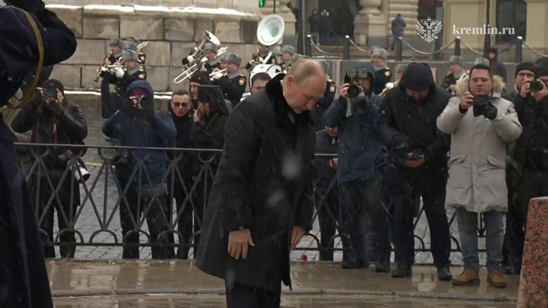 On National Unity Day, Vladimir Putin laid flowers at the monument to Kuzma Minin and Dmitry Pozharsky on Red Square in Moscow - news, Politics, Russia, Moscow, Kremlin, Minin and Pozharsky, Monument, National Unity Day, November, Holidays, Vladimir Putin, Society, Kremlinru, Telegram (link), Longpost, Orthodoxy, Religion, Volunteering, Understanding, Mercy, Video