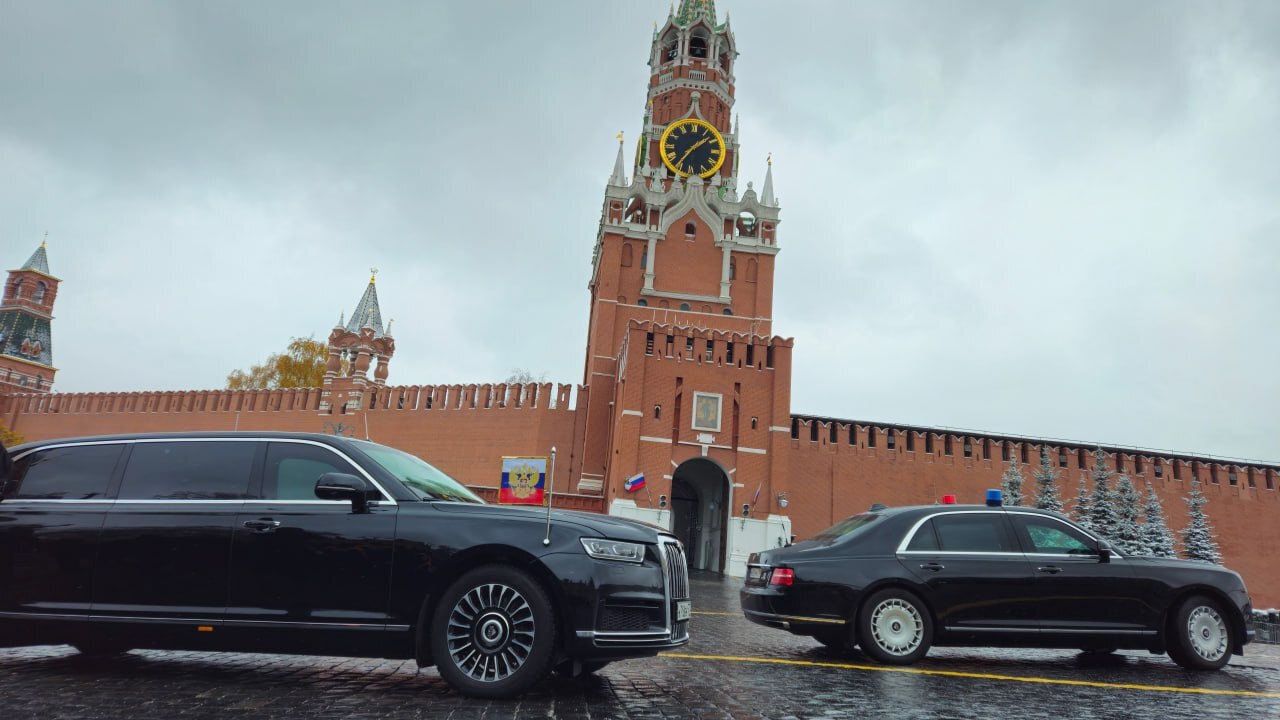 On National Unity Day, Vladimir Putin laid flowers at the monument to Kuzma Minin and Dmitry Pozharsky on Red Square in Moscow - news, Politics, Russia, Moscow, Kremlin, Minin and Pozharsky, Monument, National Unity Day, November, Holidays, Vladimir Putin, Society, Kremlinru, Telegram (link), Longpost, Orthodoxy, Religion, Volunteering, Understanding, Mercy, Video