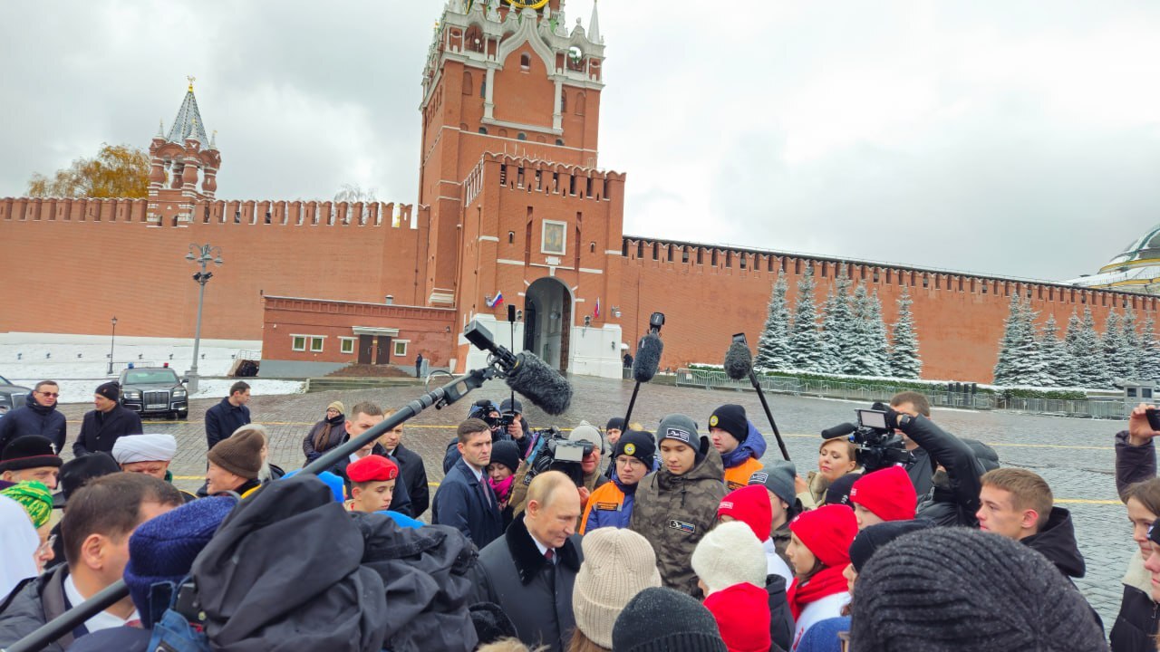 On National Unity Day, Vladimir Putin laid flowers at the monument to Kuzma Minin and Dmitry Pozharsky on Red Square in Moscow - news, Politics, Russia, Moscow, Kremlin, Minin and Pozharsky, Monument, National Unity Day, November, Holidays, Vladimir Putin, Society, Kremlinru, Telegram (link), Longpost, Orthodoxy, Religion, Volunteering, Understanding, Mercy, Video