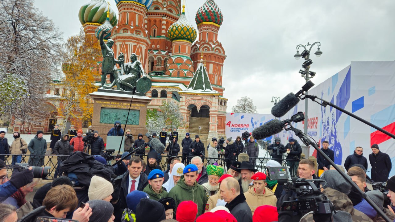 On National Unity Day, Vladimir Putin laid flowers at the monument to Kuzma Minin and Dmitry Pozharsky on Red Square in Moscow - news, Politics, Russia, Moscow, Kremlin, Minin and Pozharsky, Monument, National Unity Day, November, Holidays, Vladimir Putin, Society, Kremlinru, Telegram (link), Longpost, Orthodoxy, Religion, Volunteering, Understanding, Mercy, Video