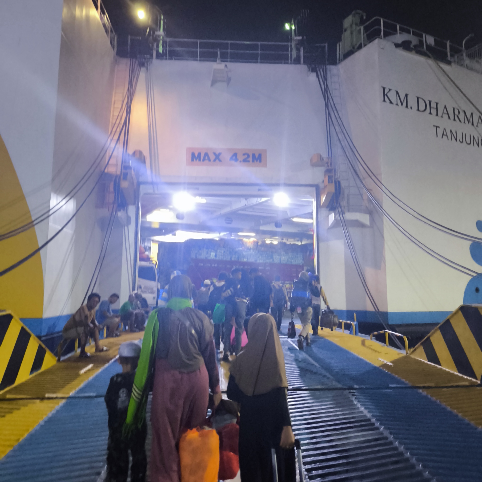 Melanesia Travel Diary. Indonesia. Day 134/137. Sura + Baya. Boarding a ship to Kalimantan - My, Travels, Drive, Informative, Around the world, Indonesia, Life stories, Ship, Caution, Manipulation, Tourism, Туристы, Video, Longpost