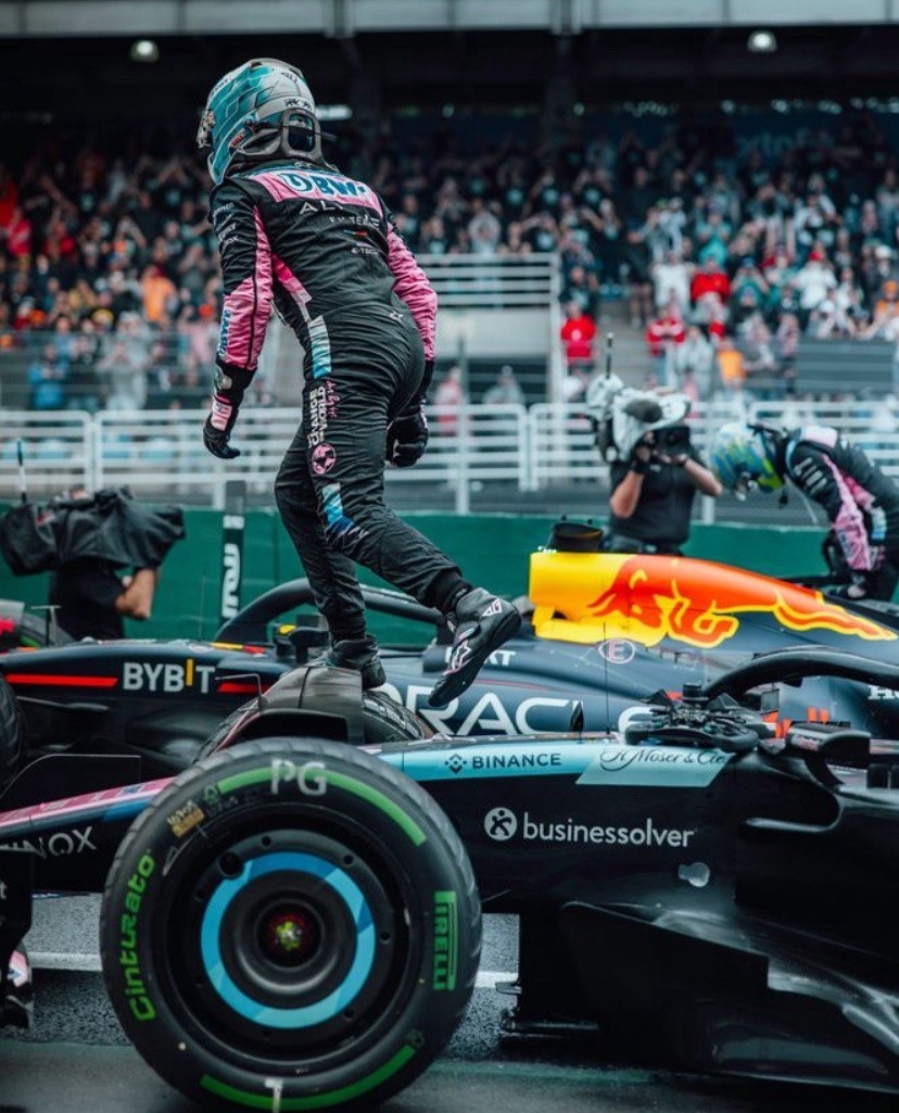 Brazilian chaos brings champion back to top. Sao Paulo Grand Prix review - Автоспорт, Formula 1, Race, Brazil, Sao Paulo, Rain, Mercedes, Ferrari, Red bull, Mclaren, Alpine, Max Verstappen, Pierre Gasly, Charles Leclerc, George Russell, Lewis Hamilton, Carlos Sainz, Fernando Alonso, Championship, Bad weather, Longpost