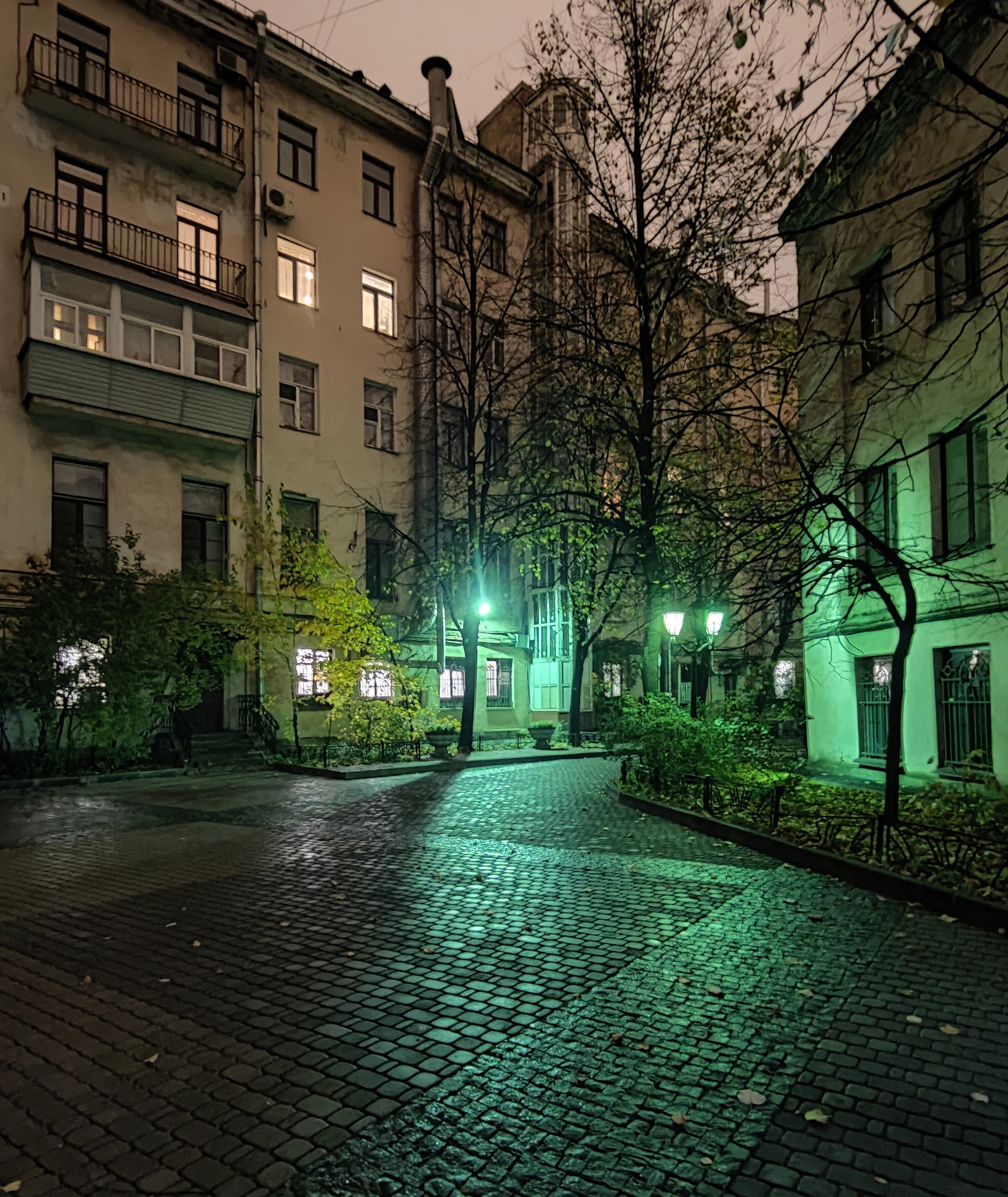 A yard somewhere in St. Petersburg - My, Courtyard, Saint Petersburg, The photo, Autumn, Night, Lamp