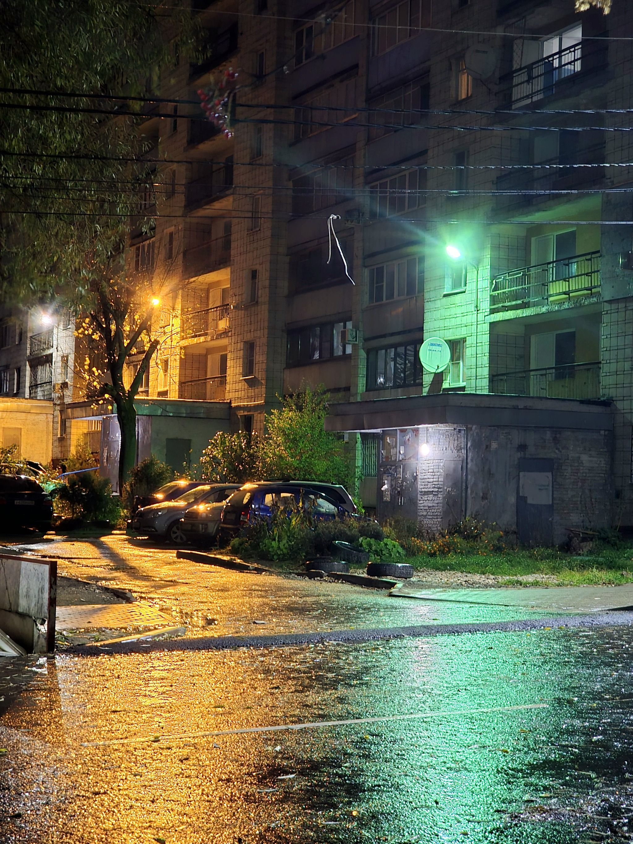 Reply to the post A yard somewhere in St. Petersburg - My, Courtyard, The photo, Autumn, Night, Lamp, Kaluga, Reply to post