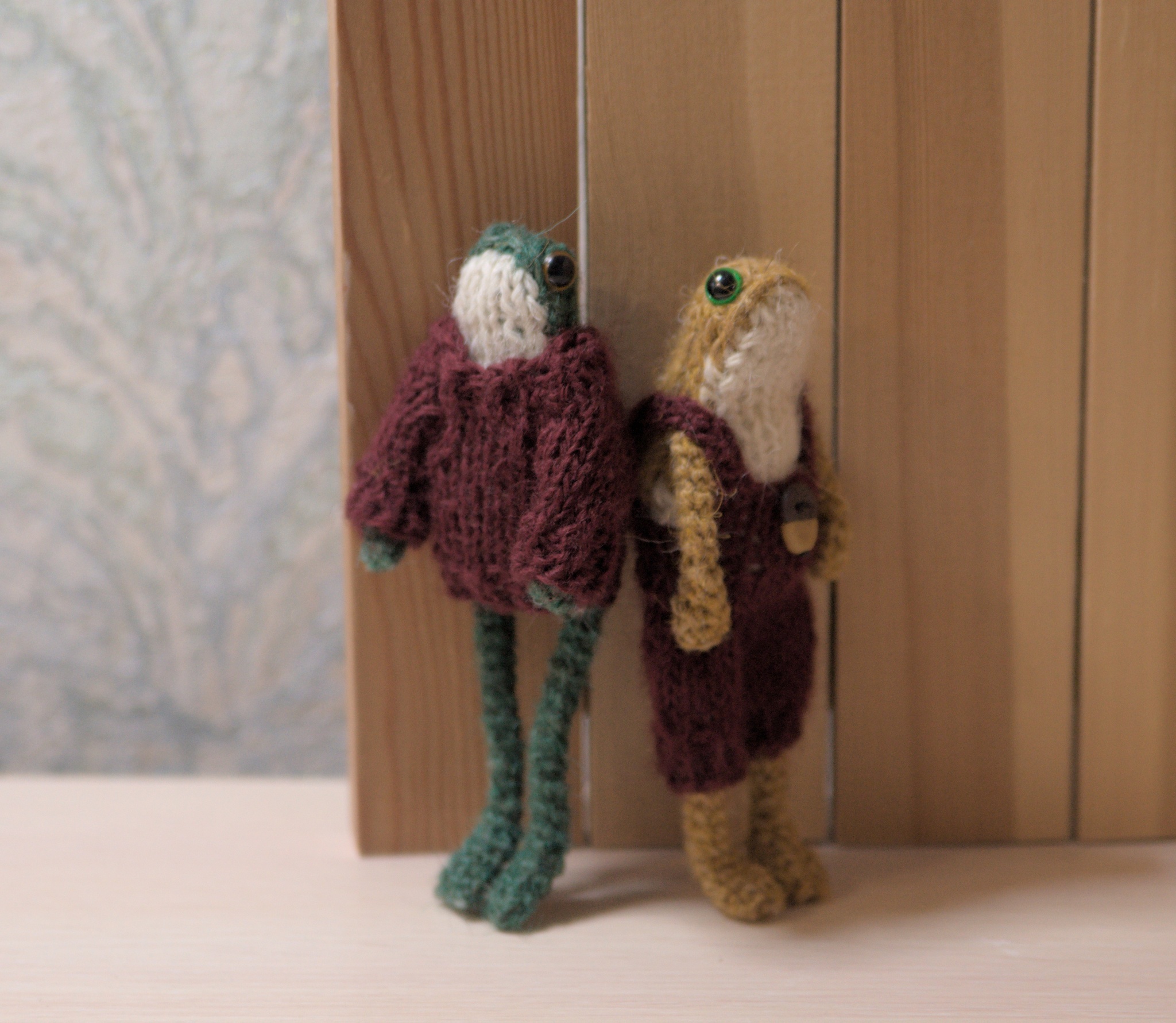 A couple of funny little frogs - My, Frogs, Toad, Wind in the willows, Tree frog, Frog traveler, Knitting, Frame toy, Author's toy, Amigurumi, Decor, Handmade, Interior toy, Pocket animals, Knitted toys, Longpost