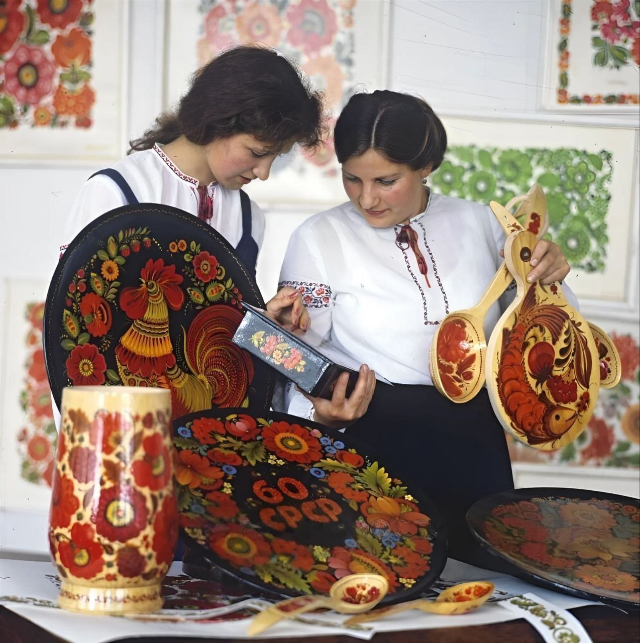 Masters of artistic painting of the Druzhba factory Natalia Tsyganova (left) and Lyudmila Tkachenko - Art, Art, Factory, Master, Retro, Childhood in the USSR, Made in USSR, the USSR, Film, 80-е, Telegram (link)