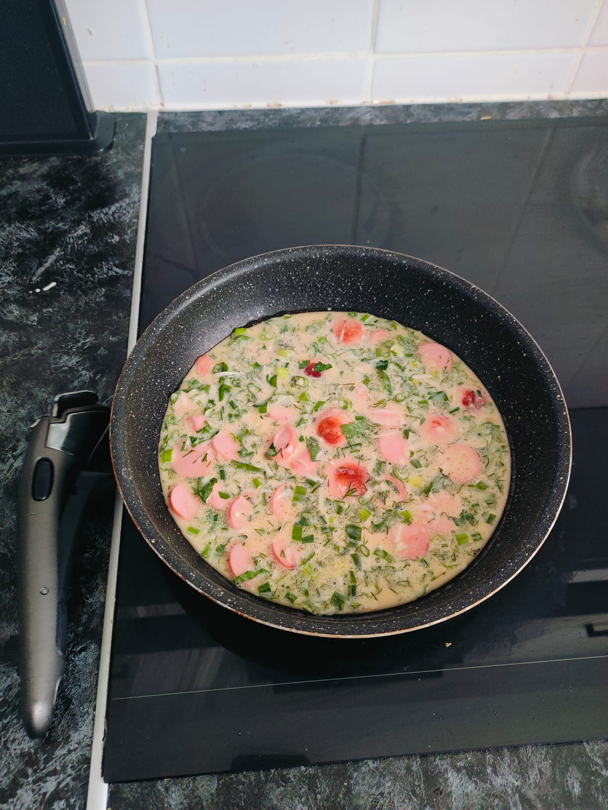 Men's Kitchen. Omelette for Breakfast - My, Food, Serving dishes, Breakfast, Ingredients, The photo, Omelette, Yummy, Eggs, Sausages, Greenery, Men's cooking, Male, Cream, Mobile photography, Kitchen, Longpost