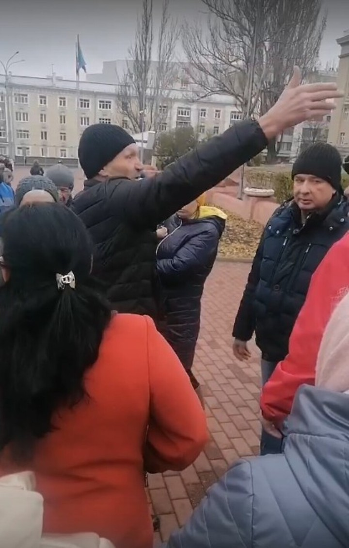 An unauthorized rally of displaced persons from Sudzha and Glushkovo took place on Red Square in Kursk - Politics, Refugees, Unauthorized meeting, Kursk region, Video, Vertical video, Longpost, Mat