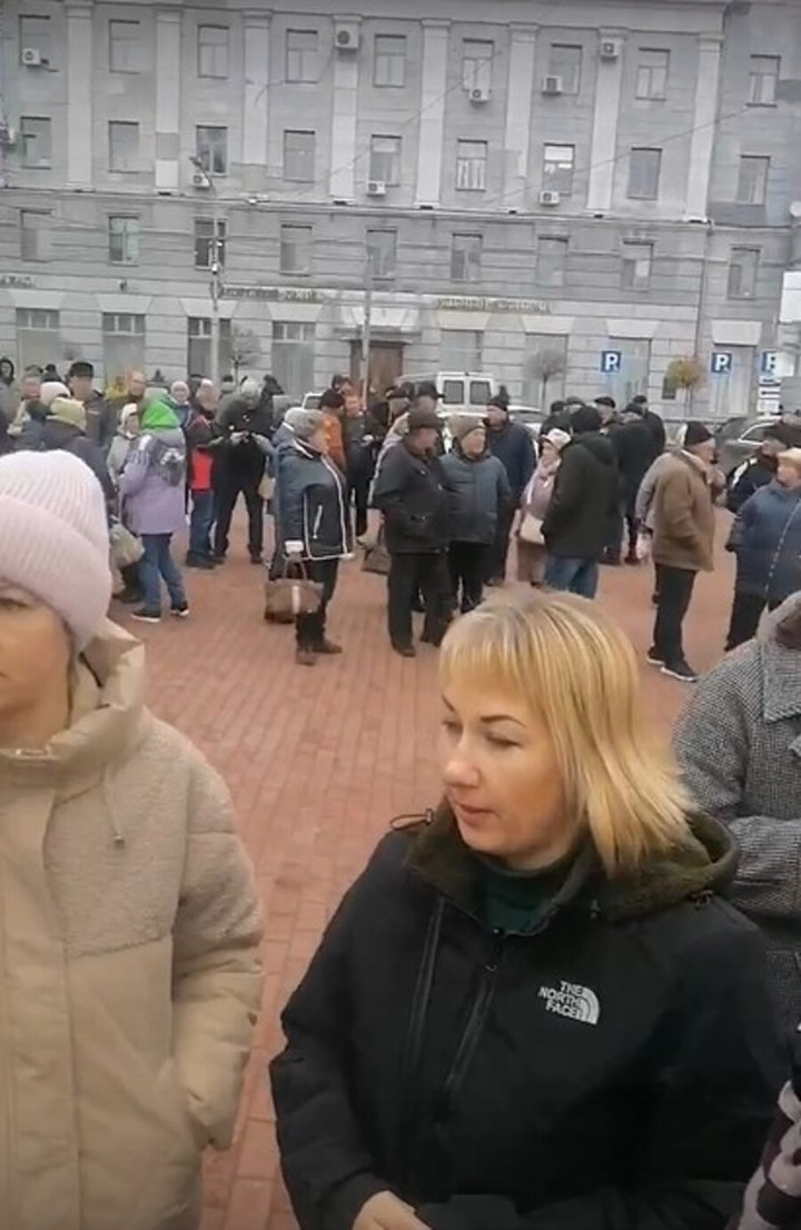 An unauthorized rally of displaced persons from Sudzha and Glushkovo took place on Red Square in Kursk - Politics, Refugees, Unauthorized meeting, Kursk region, Video, Vertical video, Longpost, Mat