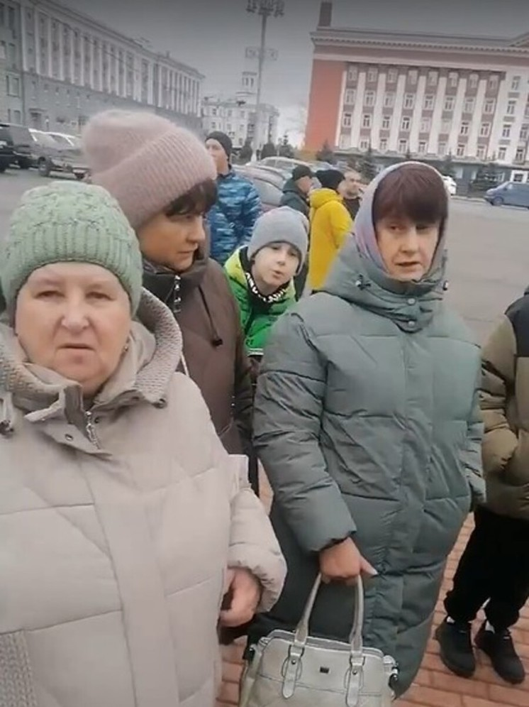 An unauthorized rally of displaced persons from Sudzha and Glushkovo took place on Red Square in Kursk - Politics, Refugees, Unauthorized meeting, Kursk region, Video, Vertical video, Longpost, Mat