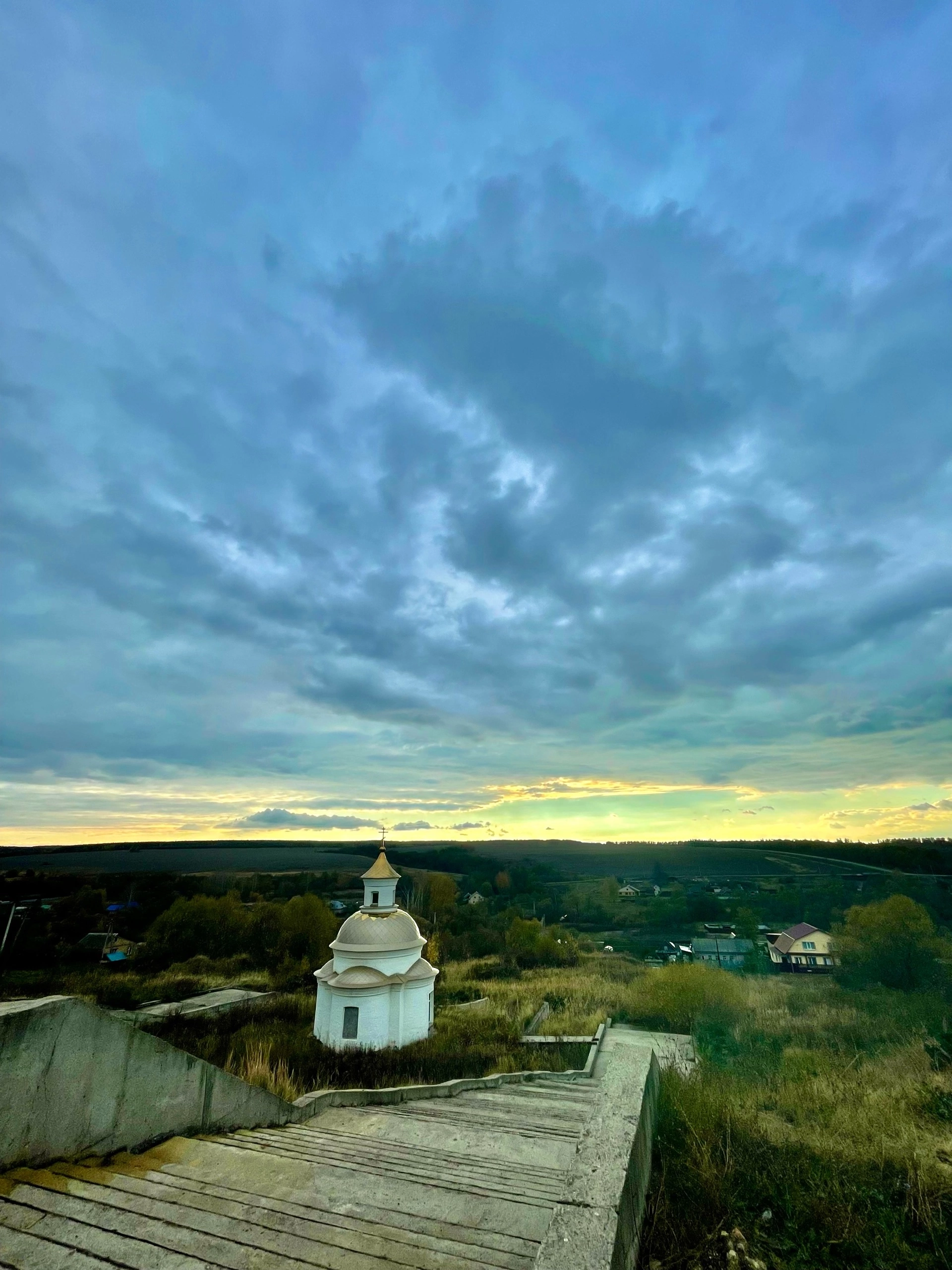 A holy spring on a hillside near the village of Bolshaya Valyaevka (a few minutes' drive from Penza) - My, Provinces, Russia, Holy spring, Sky, Penza, The photo, Mobile photography, Evening, Sunrises and sunsets