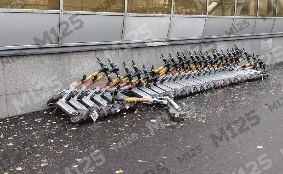 Muscovites threw away scooters - My, Moscow, Kick scooter, Scooter rental, Rent, A pedestrian, Scooters, Electric scooter