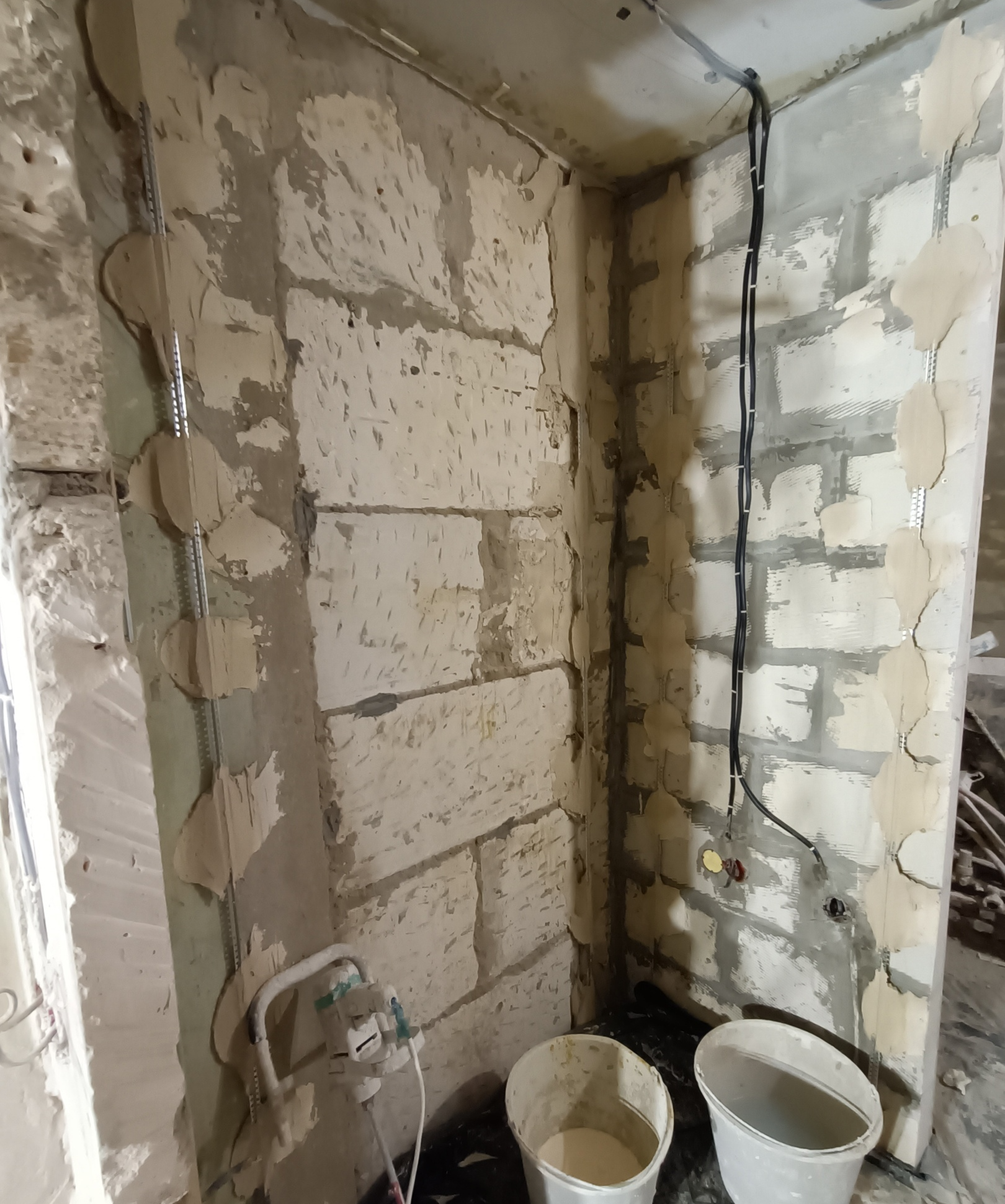 Renovation of a Khrushchevka. Part 4. Rough work - My, Khrushchev, Floors, Heating, Plaster, Repair, With your own hands, Noise isolation, Installation of heating systems, Pipe, Life hack, Builders, Longpost