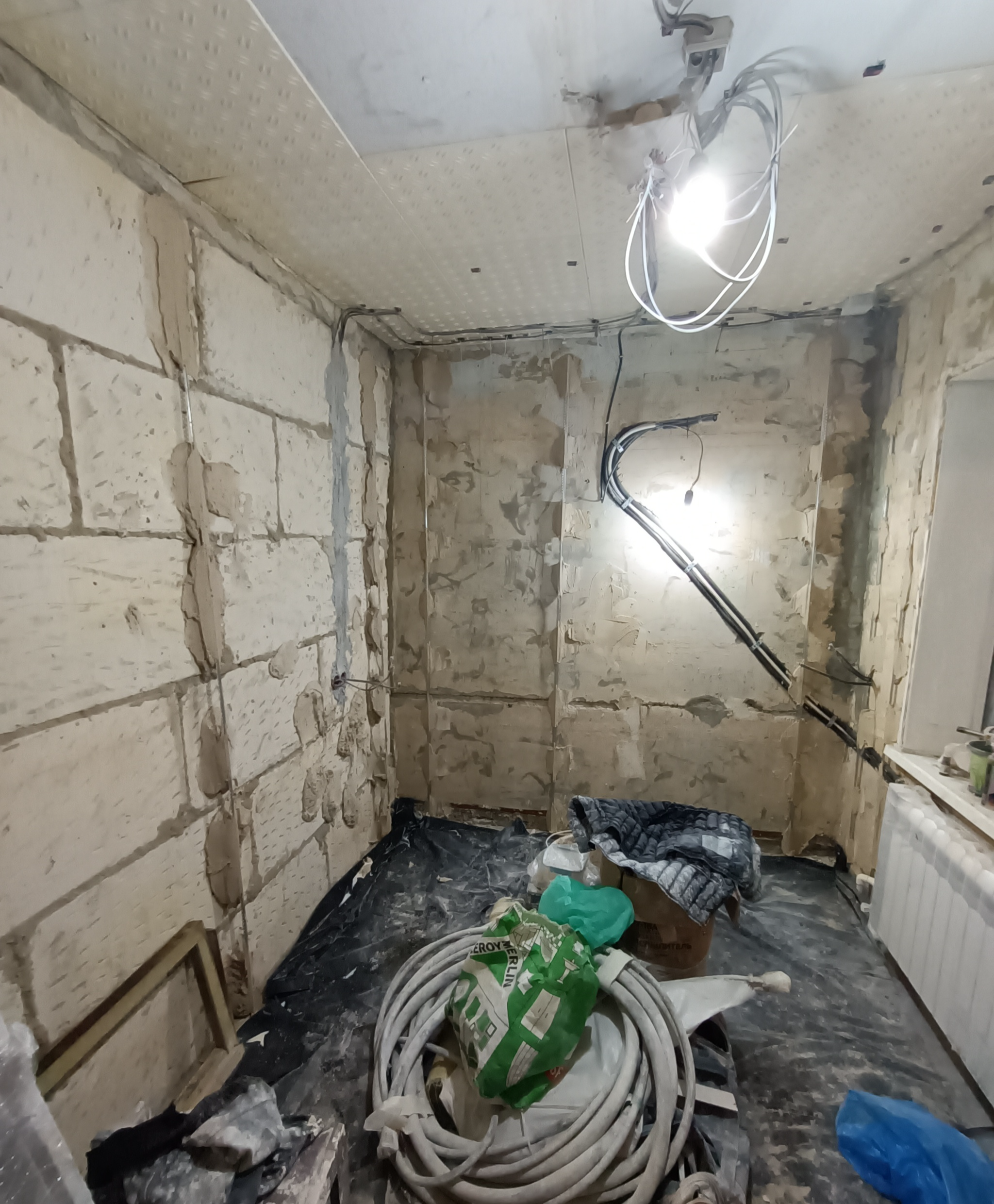 Renovation of a Khrushchevka. Part 4. Rough work - My, Khrushchev, Floors, Heating, Plaster, Repair, With your own hands, Noise isolation, Installation of heating systems, Pipe, Life hack, Builders, Longpost