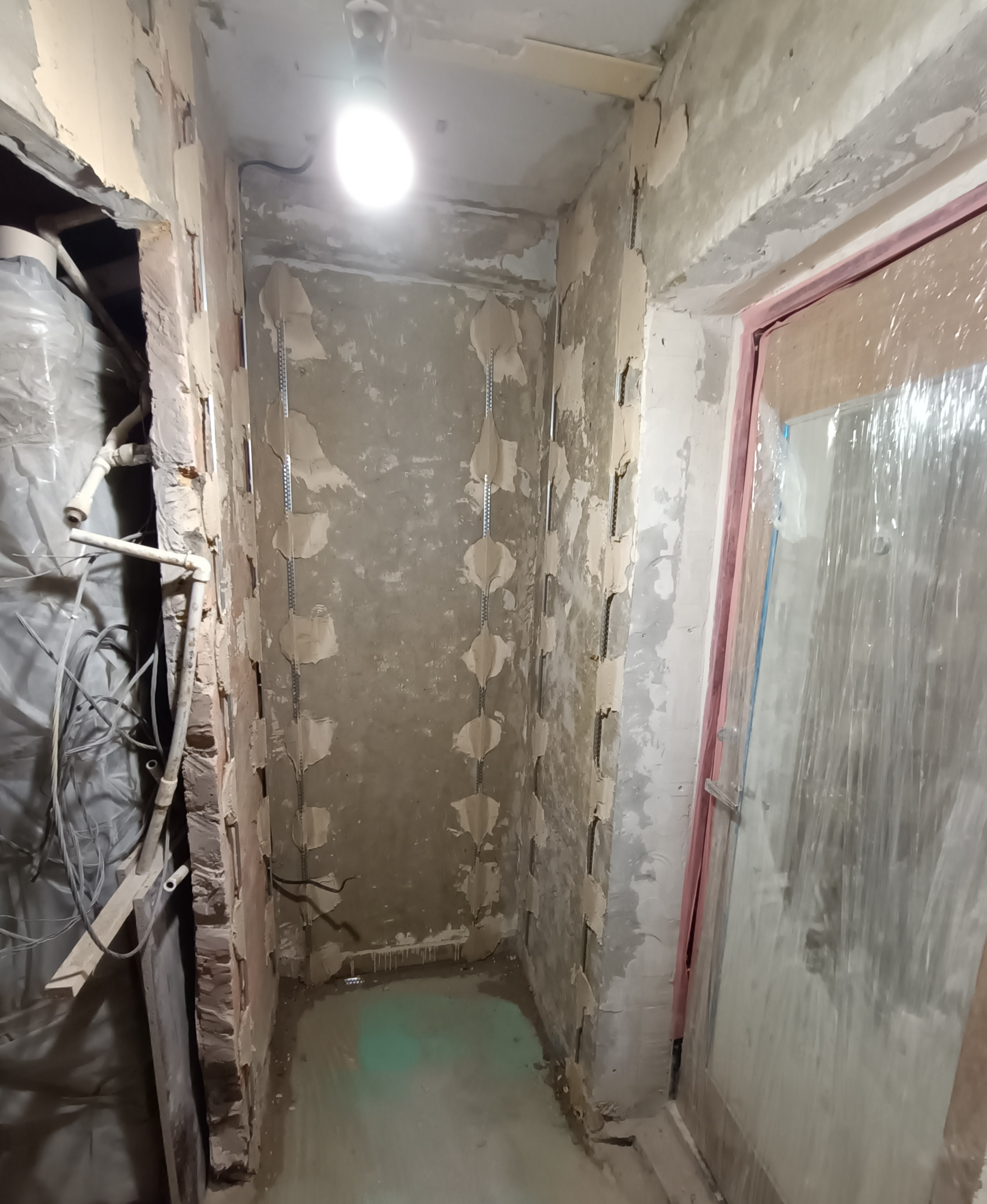 Renovation of a Khrushchevka. Part 4. Rough work - My, Khrushchev, Floors, Heating, Plaster, Repair, With your own hands, Noise isolation, Installation of heating systems, Pipe, Life hack, Builders, Longpost