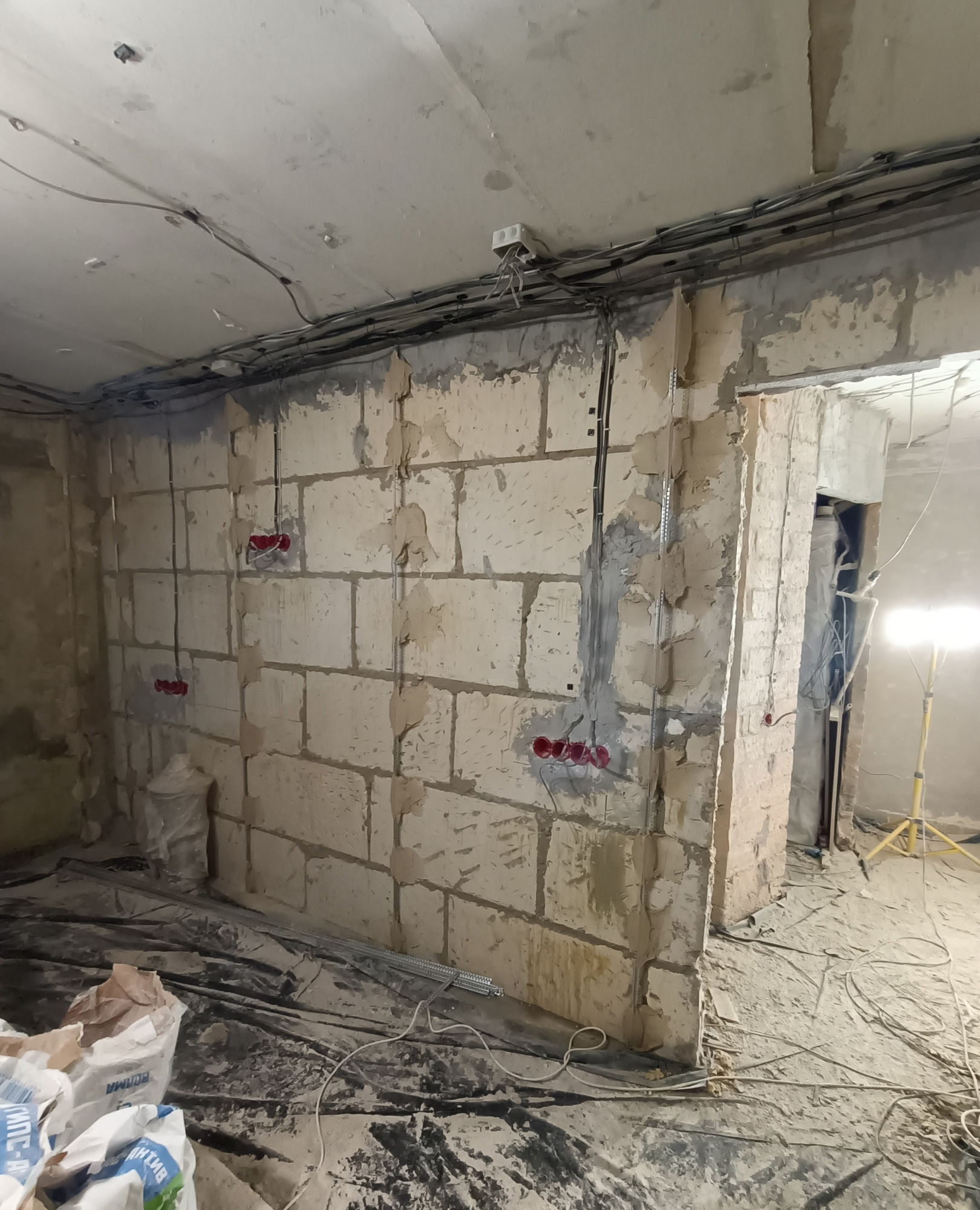 Renovation of a Khrushchevka. Part 4. Rough work - My, Khrushchev, Floors, Heating, Plaster, Repair, With your own hands, Noise isolation, Installation of heating systems, Pipe, Life hack, Builders, Longpost