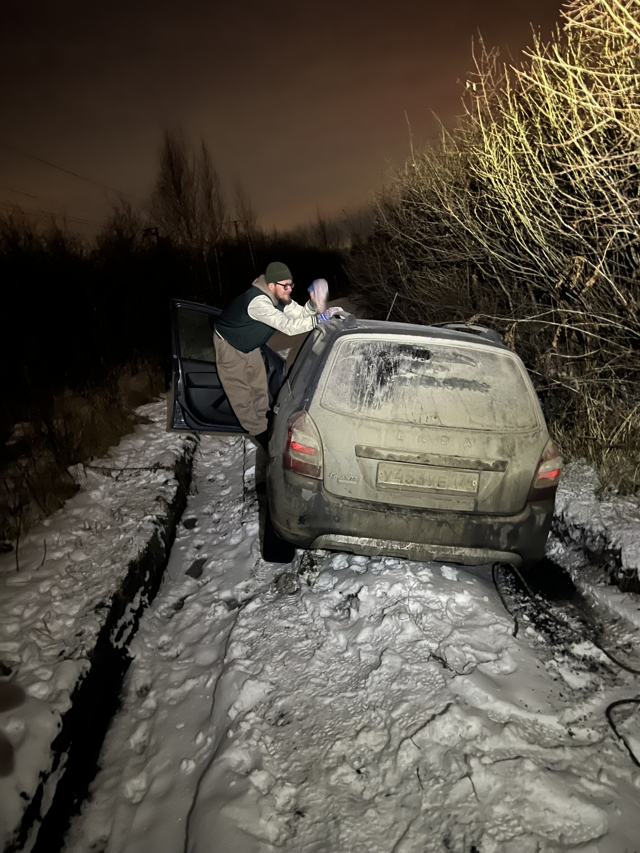 All roads converge into one. About the danger of country roads at the beginning of winter. Lada Granta evacuation - My, Survey, Motorists, Roadside assistance, UAZ, Lada, Lexus, 4x4, Driver, Snow, Ice, Car, Evacuation, Longpost