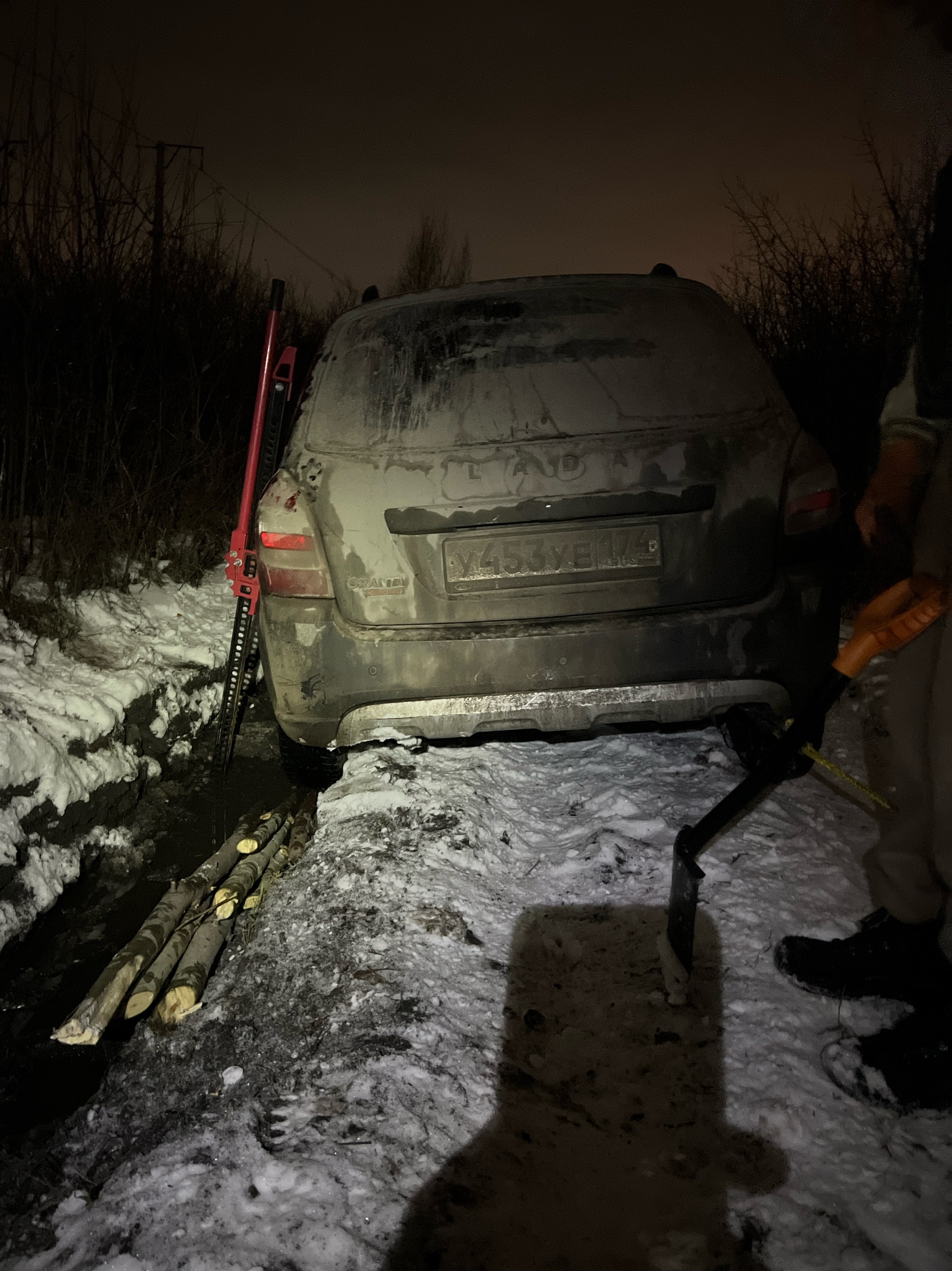 All roads converge into one. About the danger of country roads at the beginning of winter. Lada Granta evacuation - My, Survey, Motorists, Roadside assistance, UAZ, Lada, Lexus, 4x4, Driver, Snow, Ice, Car, Evacuation, Longpost