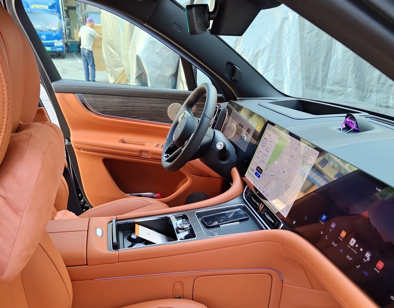 Gives massage, turns into bedroom and drives himself – I took a ride in a Huawei car - My, China, Chinese, Chinese goods, Auto, Electric car, Huawei, Chinese cars, Video, Vertical video, Longpost