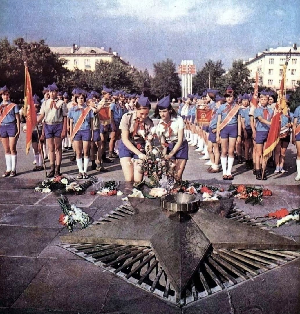 Pioneers at the Eternal Flame pay tribute to the fallen heroes, Tolyatti, 1981 - the USSR, Pioneers, Eternal flame, Everlasting memory, Childhood in the USSR, Made in USSR, Retro, Tolyatti, 80-е, Film, Telegram (link)