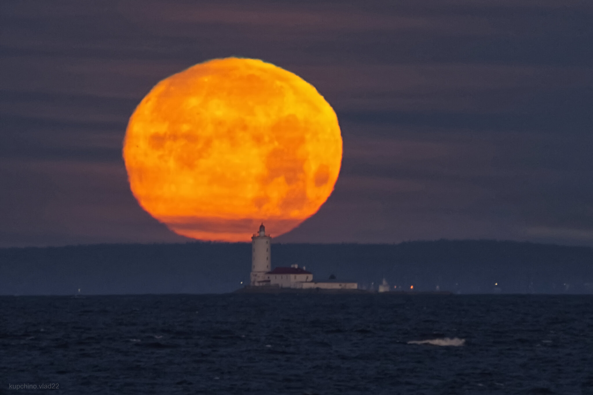 Full moon over Tolbukhin lighthouse on November 15, 2024 - My, The photo, Saint Petersburg, Kronstadt, The Gulf of Finland, Lighthouse