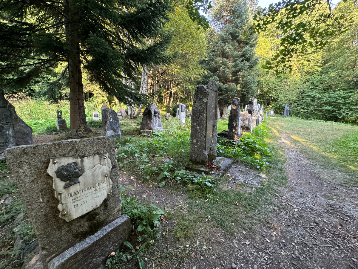 Dombay. Mountaineers' Cemetery. Zigzag between dates - My, Mountaineering, The mountains, Rock climbers, Cemetery, Dombay, Vladimir Vysotsky, Longpost