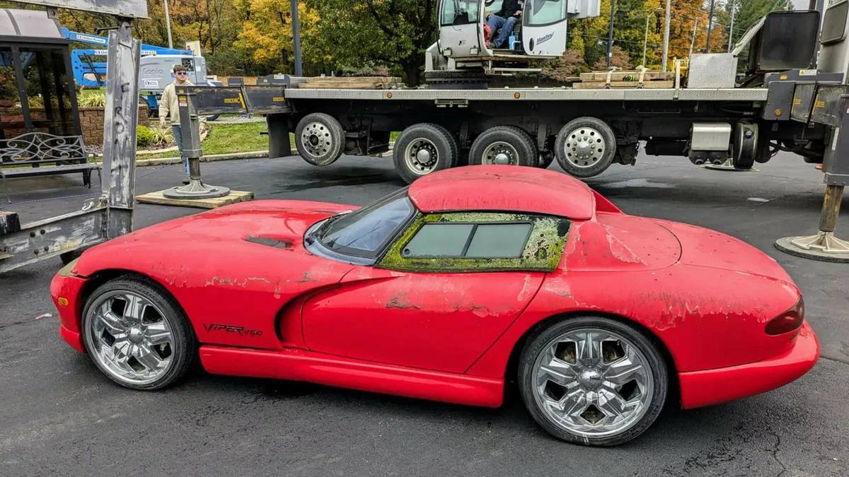 Dodge Viper, простоявший 28 лет в роли вывески, отправили на реставрацию - Транспорт, Авто, Автомобилисты, Dodge, Telegram (ссылка), Длиннопост