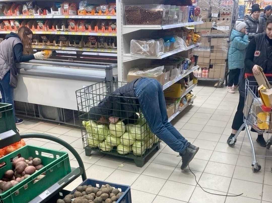 Rospotrebnadzor employee checks vegetables for freshness with passion - My, Проверка, Trade, Products, Pensiveness