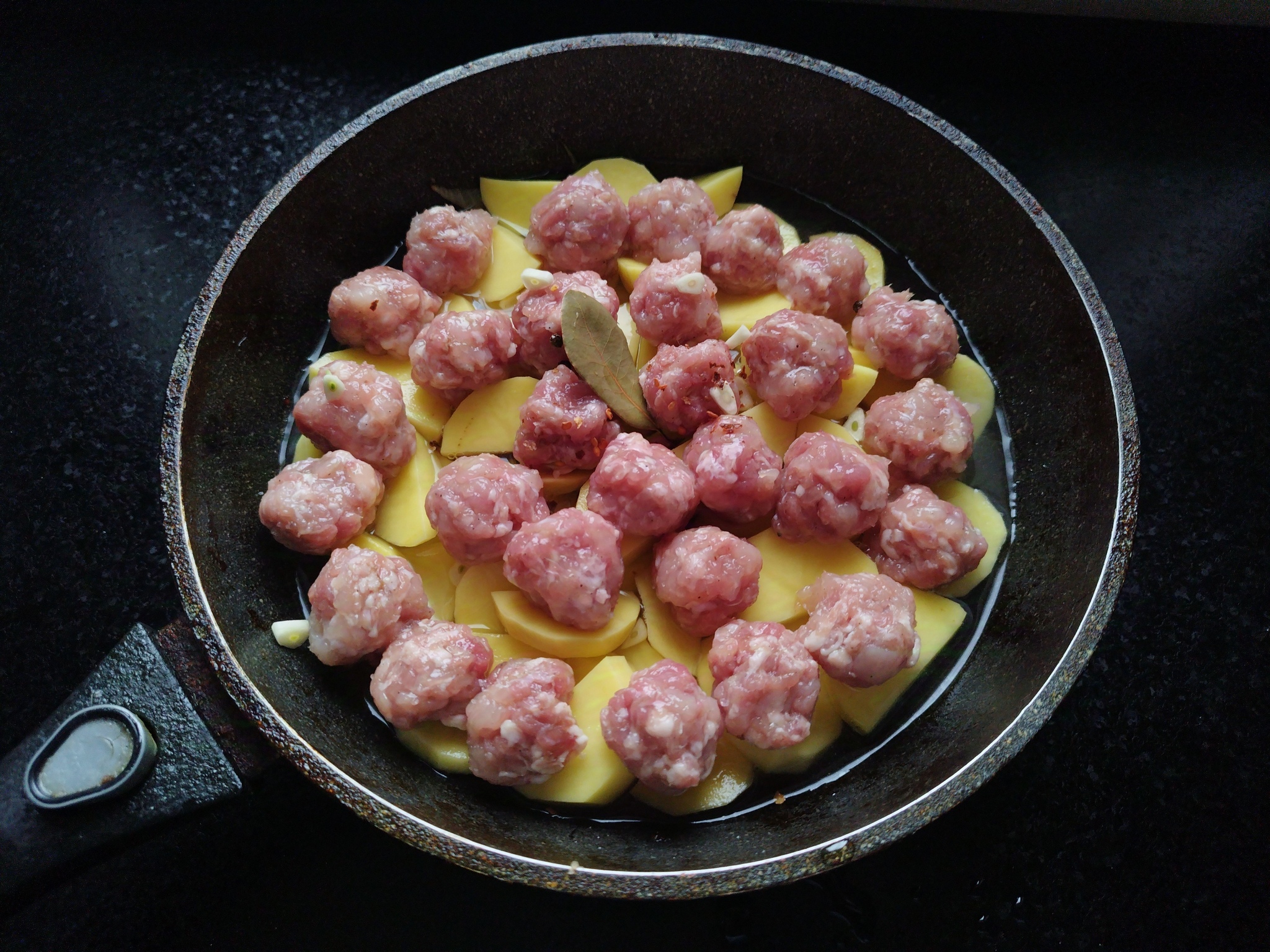 Картофель с фрикадельками в соусе бешамель