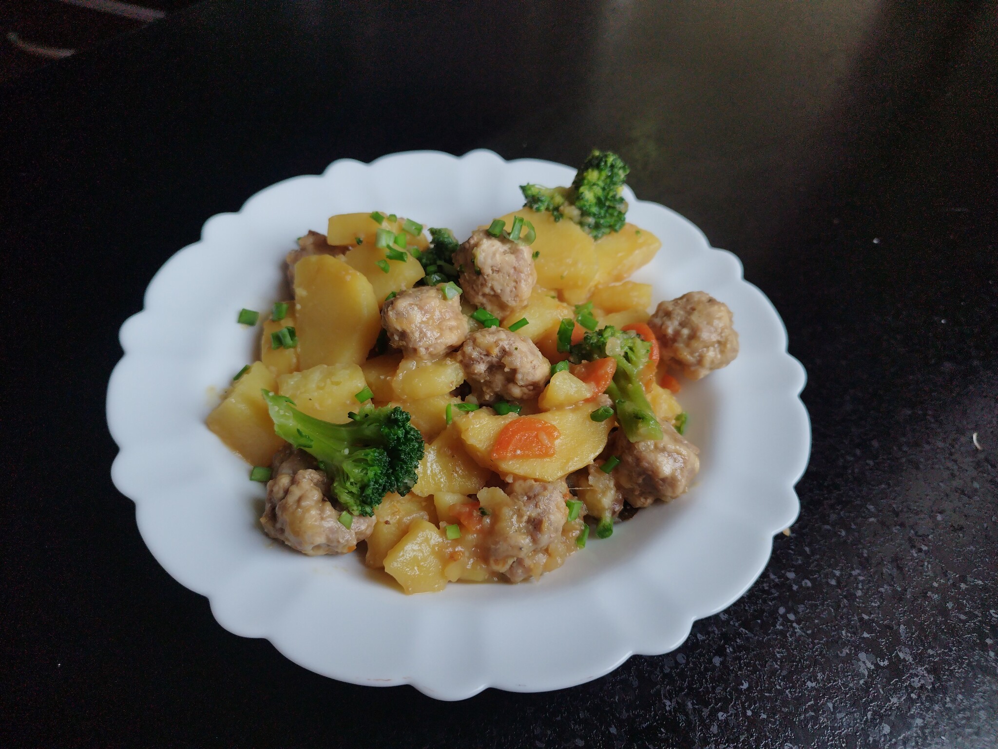 Картофель с фрикадельками в соусе бешамель