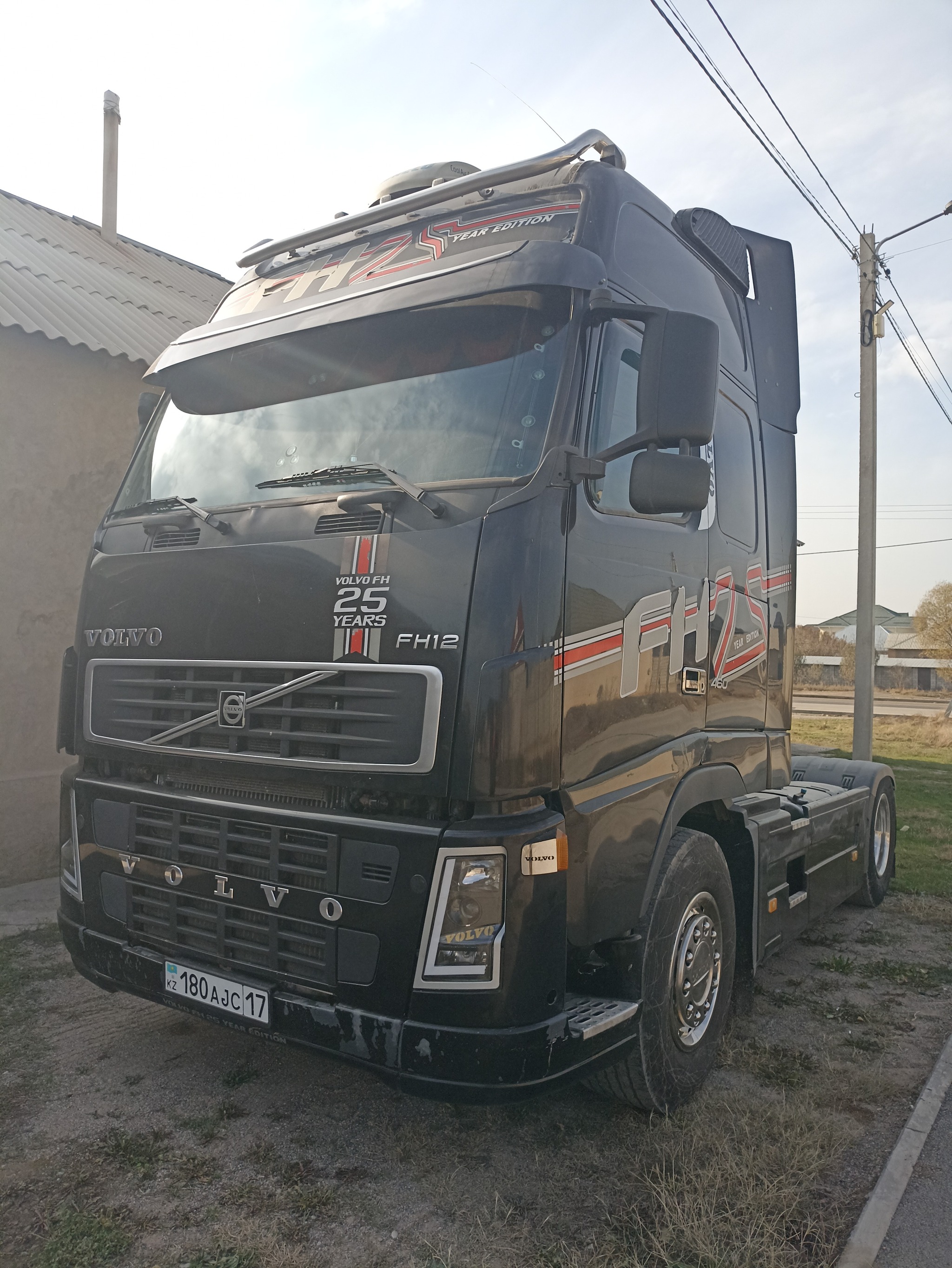 Today I met this car on my way home. What do you mean 25 years on it? Definitely not Optimus Prime? - My, Volvo, Wagon, Inscription, Longpost, Question, Ask Peekaboo, Transformers