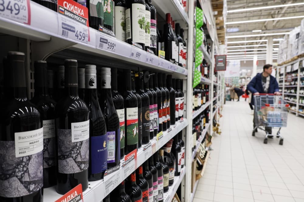 A bill has been introduced to the Duma to ban the display of alcohol in the common area of ??a store - My, news, TASS, Russia, Trade, Alcohol