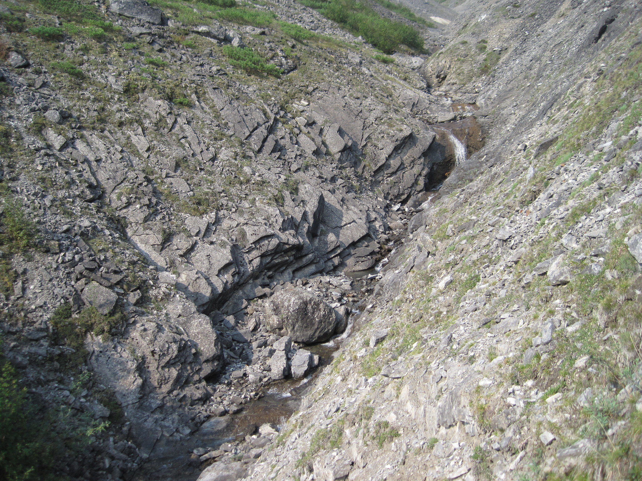 Hi! I'm Yulia from Russia. I'm talking about pebbles. Where do the stones come from? Orpiment - My, Mountain tourism, Minerals, Geology, Longpost