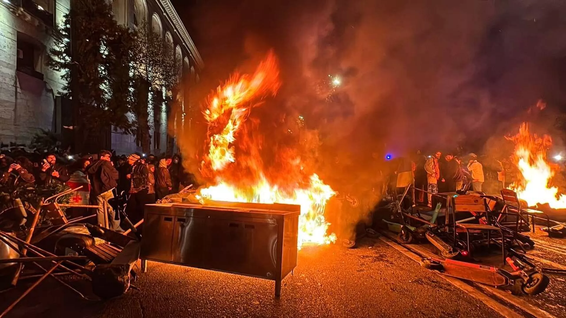 Protesters in Tbilisi smashed the Georgian Dream office and threw stones at it - news, Politics, Georgia, Tbilisi, Protest, Opposition, Disorder, Rally, Parliament, Rustaveli, Negative, European Union, European integration, Society, Риа Новости, Video, Longpost, Protests in Georgia