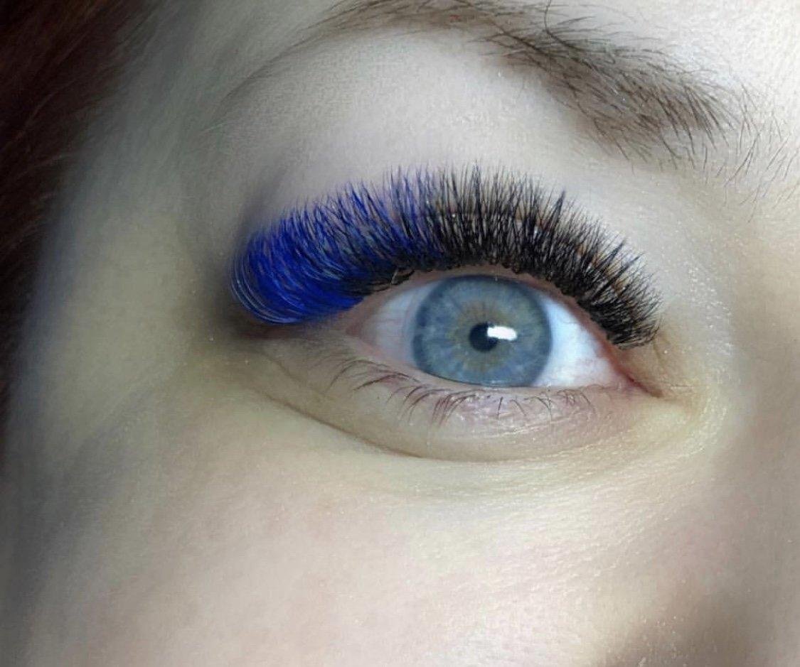 Natural effect in - 3D volume, with blue inserts - Eyelash extensions, Favourite buisness