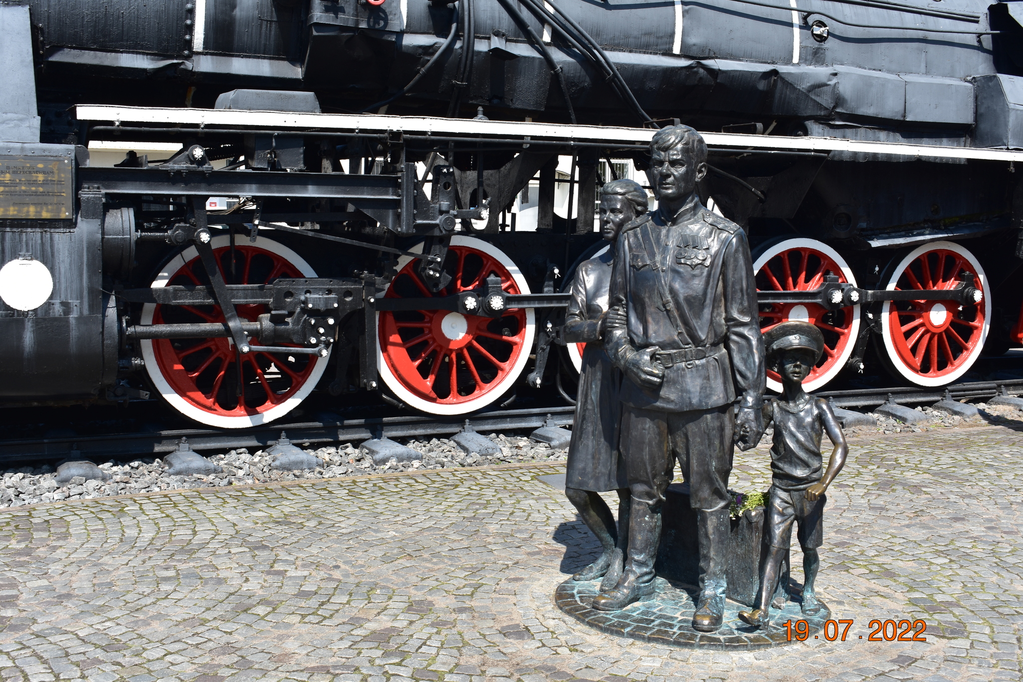 Monument to the first settlers in Sovetsk - My, Kaliningrad region, City walk, Street photography, Town, sights, Monument, Railway station, A train