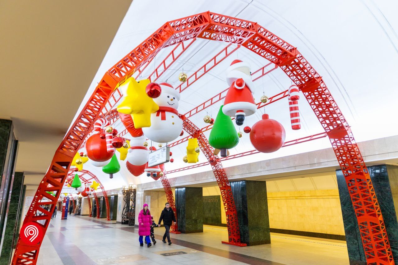 Moscow Metro's Trubnaya Station Began to Be Decorated for the New Year - My, Moscow, Christmas decorations, Moscow Metro, Public transport, Metro, Transport, New Year, Decoration, Good news