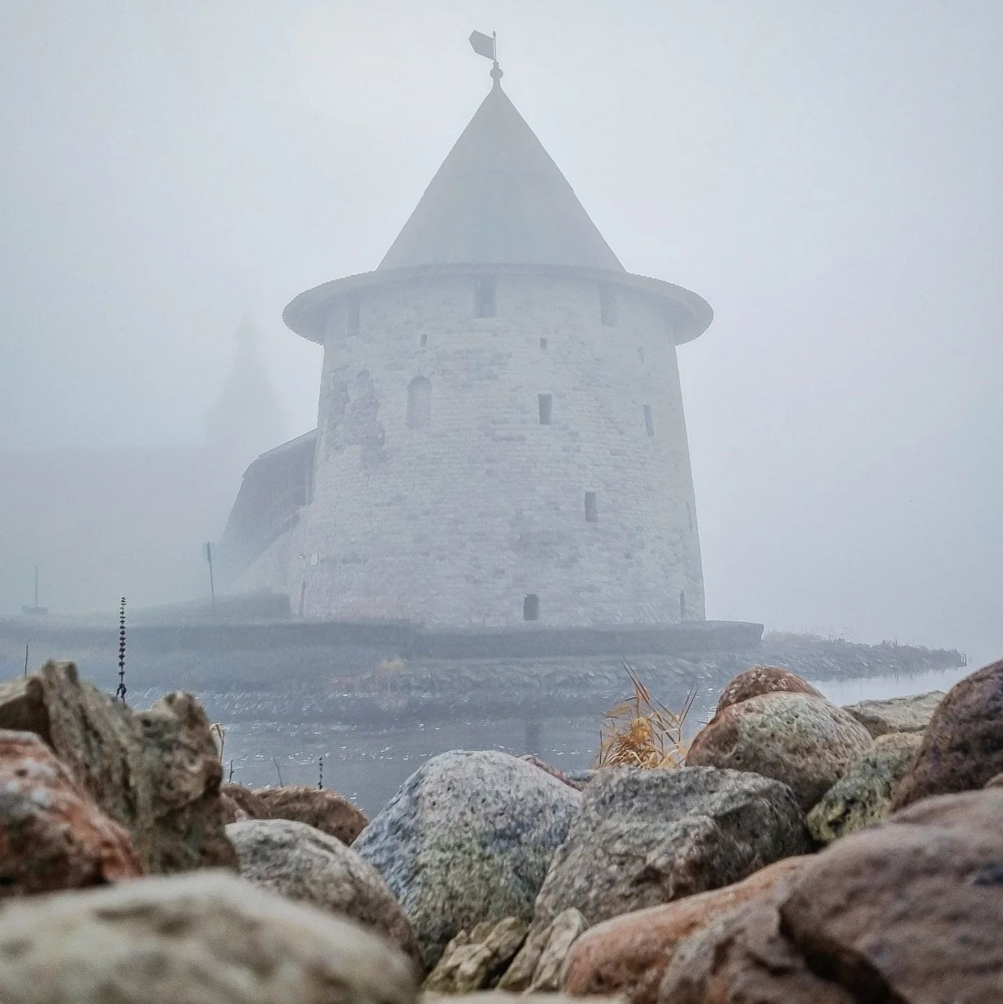 Спящий в тумане Псков - Псков, Фотография, Туман, Башня